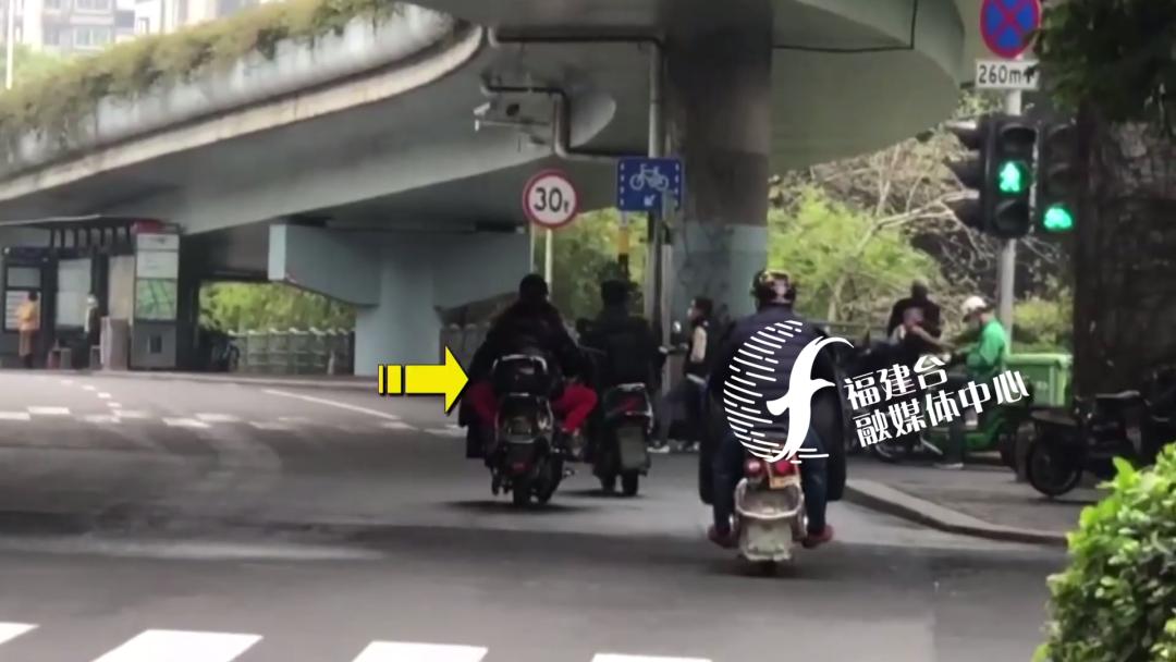 DƬ